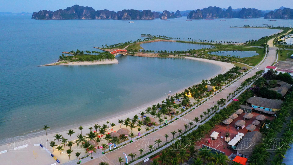 巡洲国际旅游区距离下龙市中心约2公里，这里美丽的海滩吸引了大量游客。图自 《越南画报》