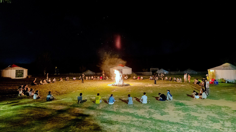 在探沃里旅游区，早上看日出、傍晚看日落、晚上围坐在篝火旁，一个与世隔绝的生活正在等待着游客去体验。图自越南画报
