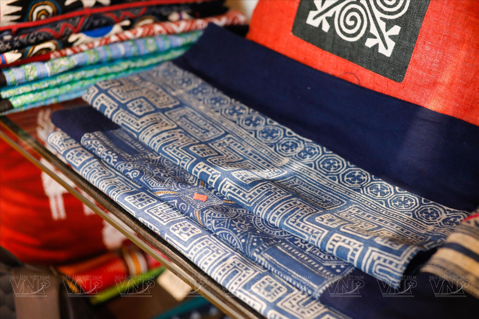蒙族同胞的土锦布产品。图自 《越南画报》