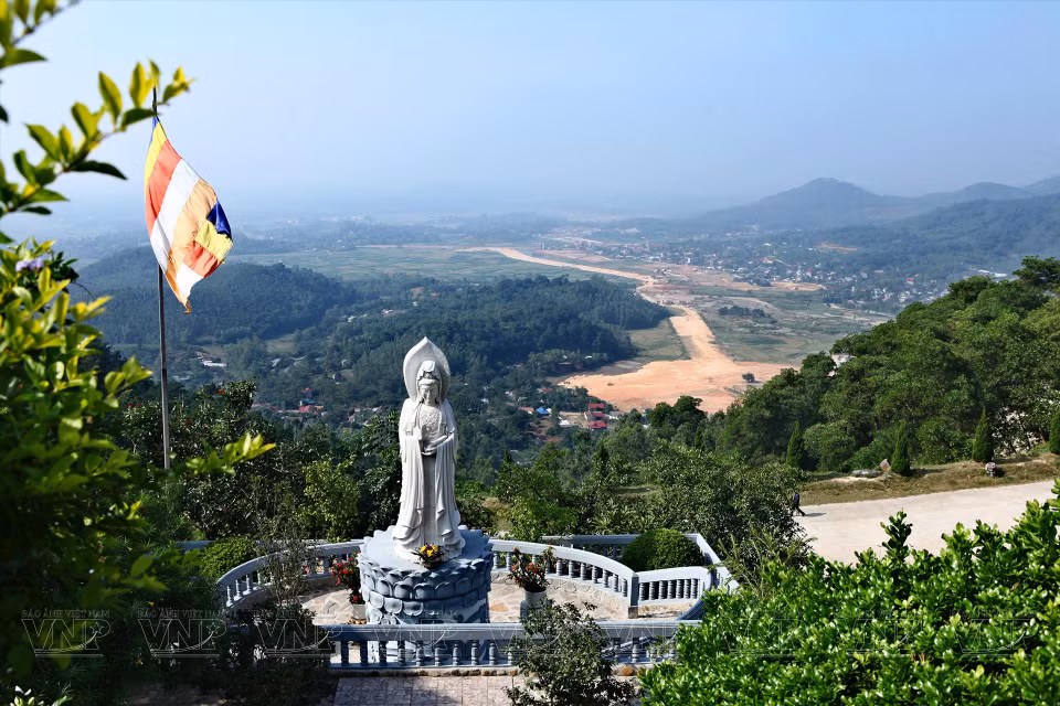 西天竹林禅院是越南三大禅院之一，建于西天古寺遗迹的旁边。图自 越南画报