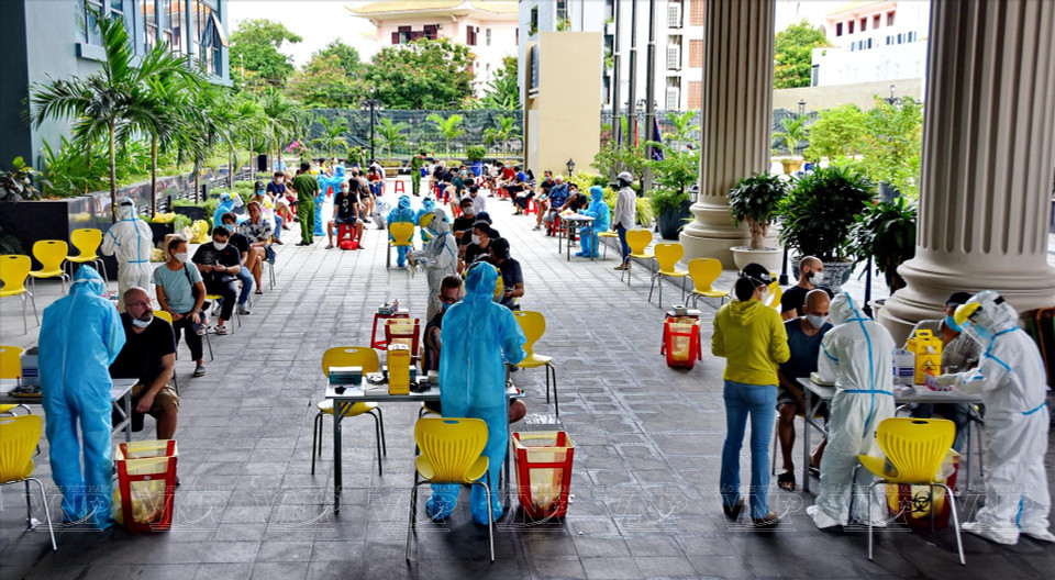 越南在岘港市为外国人提供新冠病毒核酸检测服务。图自 越南画报