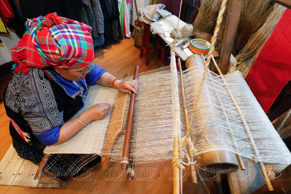 大部分当地居民都穿着使用亚麻布制作的传统服装，上面附有用蜂蜡绘制的各种精美花纹。图自 《越南画报》