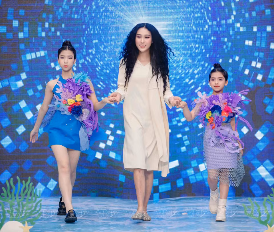 越南跨性别者网络执行主席武黄梅州的主要工作是专门培训少儿模特。图自 越南画报 