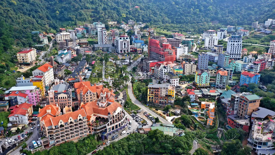 法式建筑工程与新建的房屋混合在一起，构成了一幅色彩斑斓的画卷。图自 越南画报