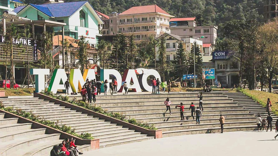 来到三岛镇，游客一天可以经历四季的变化。 早晨暖风习习犹如阵阵春风扑面而来。中午感受烈日炎炎的夏季。当太阳西落后天高云淡，仿佛秋天到来。深夜又把人们带入冬天。图自 越南画报