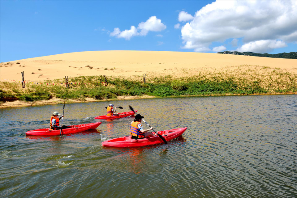 游客体验皮划艇运动的乐趣。图自越南画报