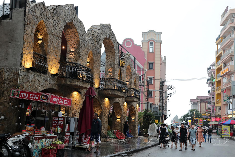 三岛镇拥有多家设计特意的餐厅和咖啡馆。图自 越南画报