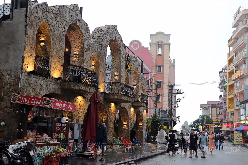 三岛镇拥有多家设计特意的餐厅和咖啡馆。图自 越南画报