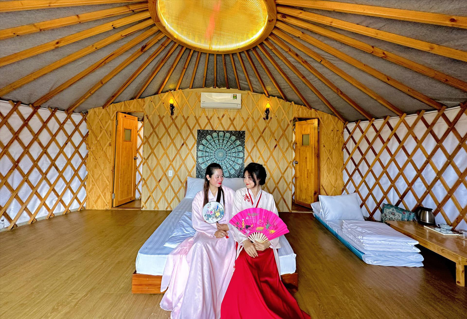 除了蒙古族帐篷外，这里还有木材住房，满足游客不同住宿的需求。图自越南画报