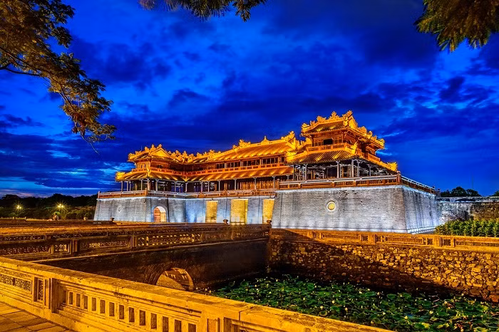 夜幕降临的顺化皇城夜景绚丽多彩。图自越南画报
