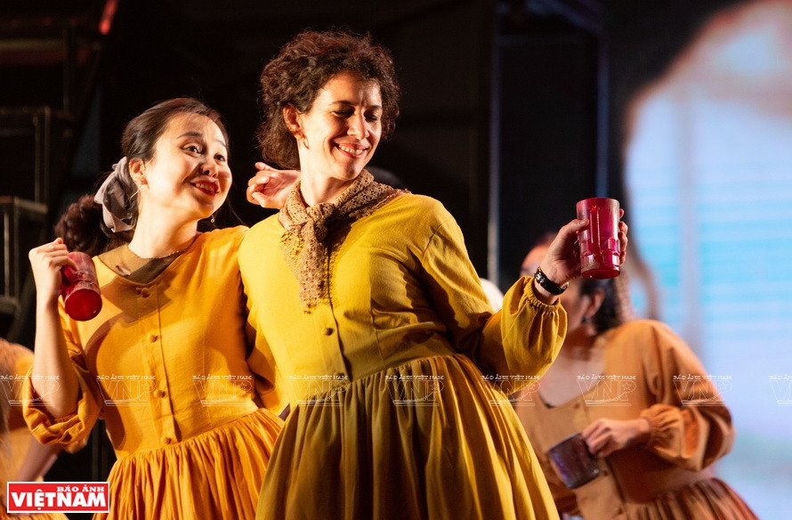 安妮与河内之声合唱团成员表演歌剧《悲惨世界》。图自越通社/越南画报