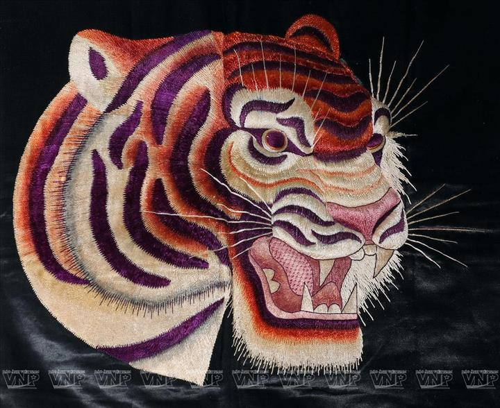 在枕头上刺绣虎头，刺绣布于20世界初制作。图自越通社/越南画报