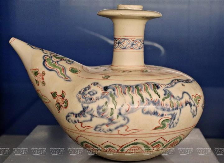 海阳省舟逗蓝花瓶上的老虎图案，年代自15世界。图自越通社/越南画报