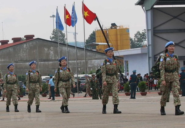 女战士启程赴南苏丹执行联合国南苏丹特派团维和任务。图自越通社