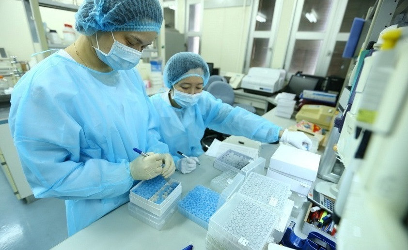 在分离新型冠状病毒毒株之前要准备好所需的设备。图自越通社