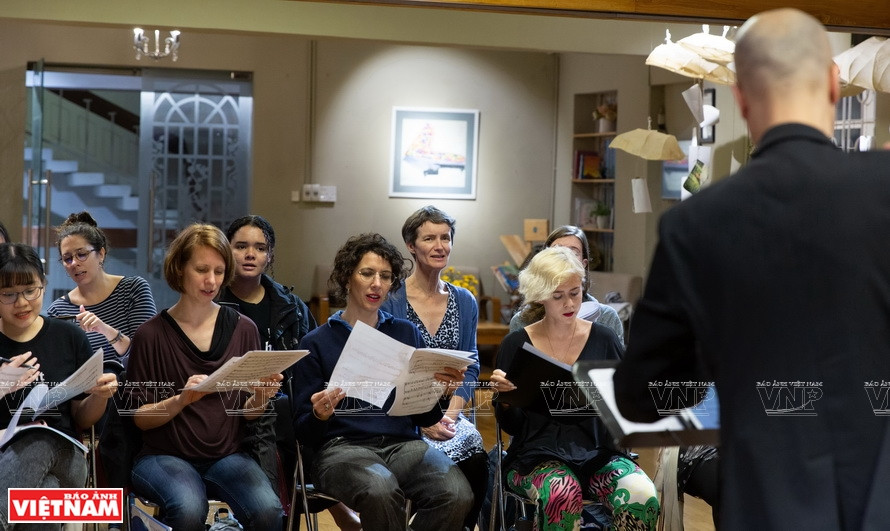 安妮在舞台上表演得充满激情和活力。图自越通社/越南画报