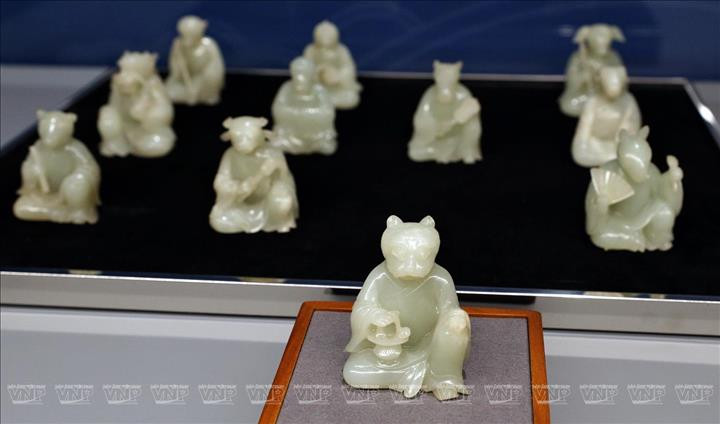 阮朝拿着灯笼的虎生肖吉祥物。图自越通社/越南画报