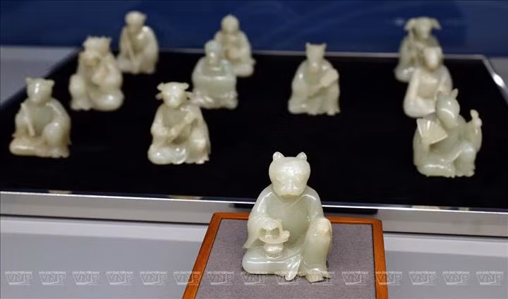 阮朝拿着灯笼的虎生肖吉祥物。图自越通社/越南画报