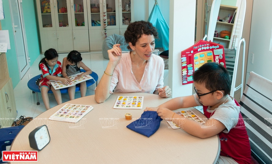 安妮衷心热望助力众多语言障碍和自闭症儿童走出自我、融入生活。图自越通社/越南画报