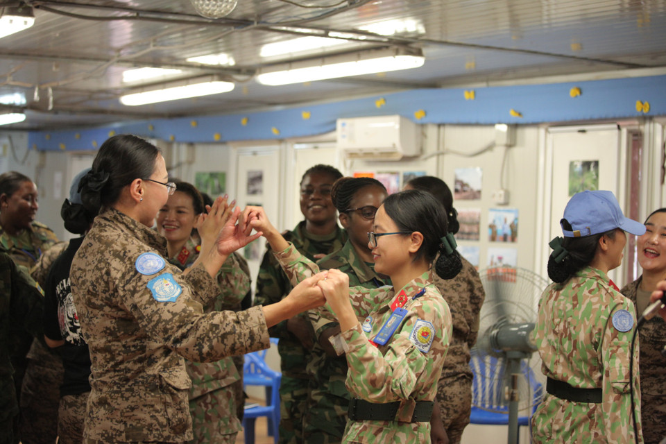 越南三号二级野战医院女医生参加庆祝国际妇女节交流活动。图自越通社