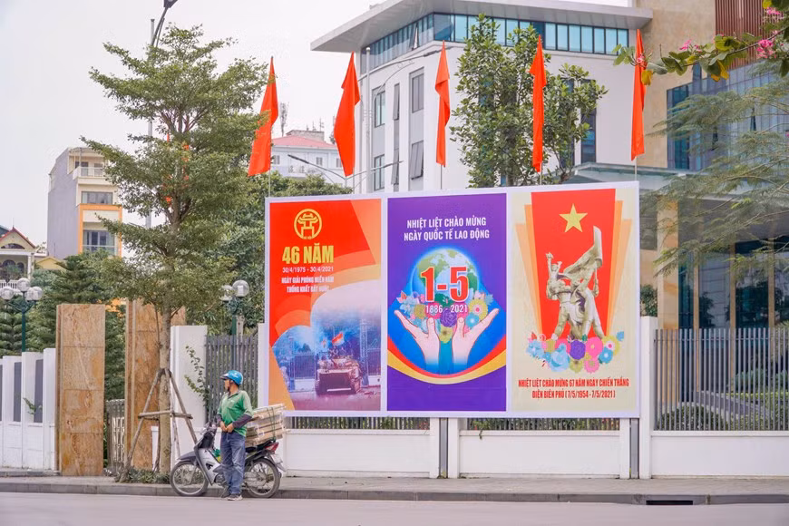 陈仁宗等河内市各条街道挂满横幅和标语，庆祝越南民族的重大节日—南方解放、国家统一46周年。46年前，全民抗战在越南共产党和胡志明主席的领导下取得了全面且伟大的胜利。这离不开包括人民公安力量在内的武装力量所作出的巨大贡献。图自Vietnam+