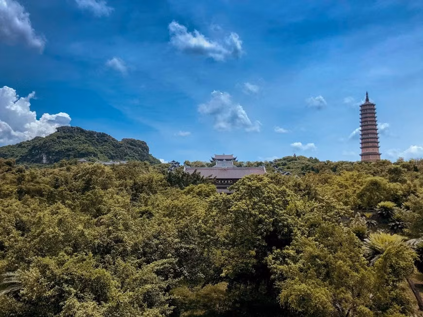 长安名胜群总面积约六千一百七十公顷，横跨宁平省华闾、嘉远、儒关、三叠和宁平市等县市，由华闾古都历史文化遗迹区、长安-山谷-碧洞名胜区、华闾特用原始森林等三地组成。除了雄伟壮观的喀斯特地貌及流经山谷的河流和溪泉，长安还拥有丰富的原始植物生态系统、森林和湿地生态系统。图自Vietnam+