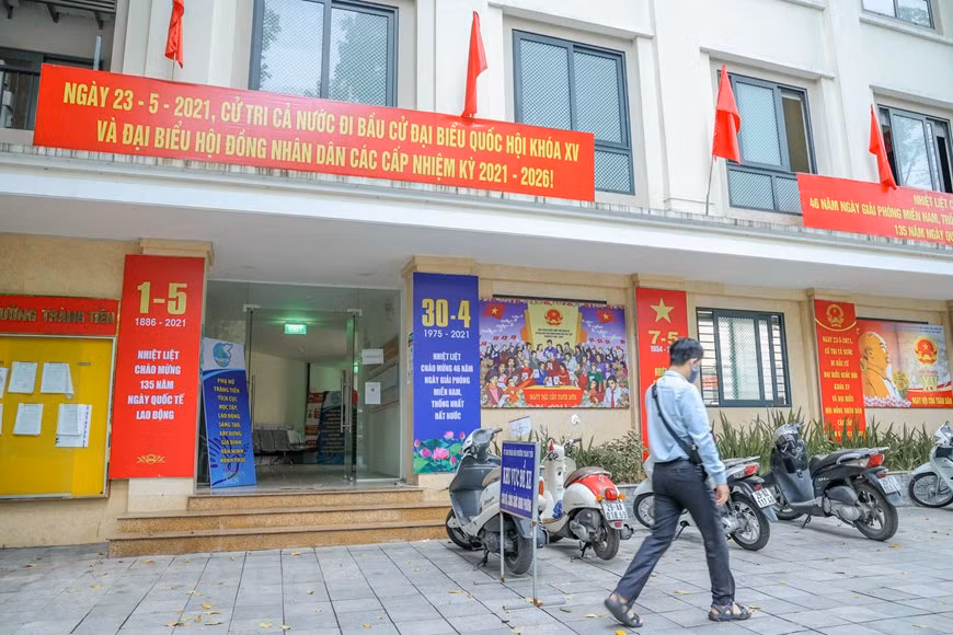 各行政机构张灯结彩，挂满横幅，庆祝越南民族的重大节日—南方解放、国家统一46周年。46年前，全民抗战在越南共产党和胡志明主席的领导下取得了全面且伟大的胜利。这离不开包括人民公安力量在内的武装力量所作出的巨大贡献。图自Vietnam+