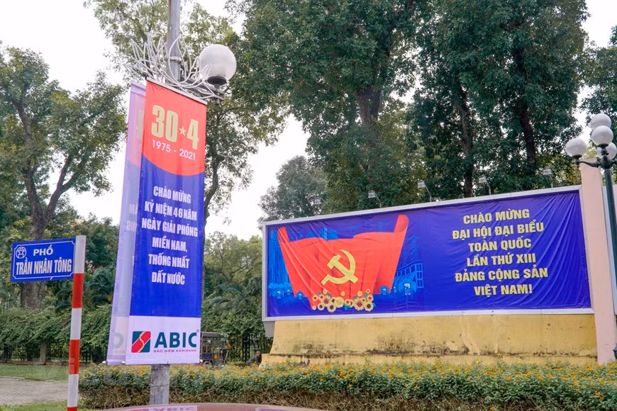 绿树环保公司员工在列宁花园放置装饰性花盆，庆祝越南民族的重大节日—南方解放、国家统一46周年。46年前，抗美救国战争，尤其胡志明战役已取得胜利，全面解放越南南方，实现国家统一，标志着我国步入民族独立与社会主义建设时期的转折点。这是全民抗战在越南共产党和胡志明主席的领导下的全面且伟大的胜利。图自Vietnam+