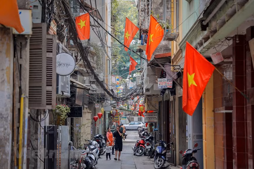 这些日子里，来到河内市可以容易看到金星红旗悬挂大街小巷的景象，增添民族自豪感，是国家强大崛起的明证。46年前，抗美救国战争，尤其胡志明战役已取得胜利，全面解放越南南方，实现国家统一，标志着越南步入民族独立与社会主义建设时期的转折点。这是全民抗战在越南共产党和胡志明主席的领导下的全面且伟大的胜利。图自Vietnam+