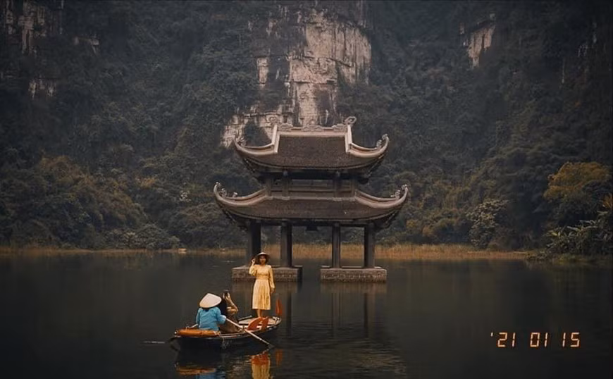 春节期间，全国各地纷纷来到拜丁寺烧香拜佛。寺里保留着越南最大的三世佛、释迦牟尼佛和观音菩萨等佛像以及佛家的许多宝物。宁平省被赐予许多奇妙的自然景观和神秘的原始洞穴，其中最突出的是舞洞。舞洞被称为鲜为人知的人间仙境。图自Vietnam+
