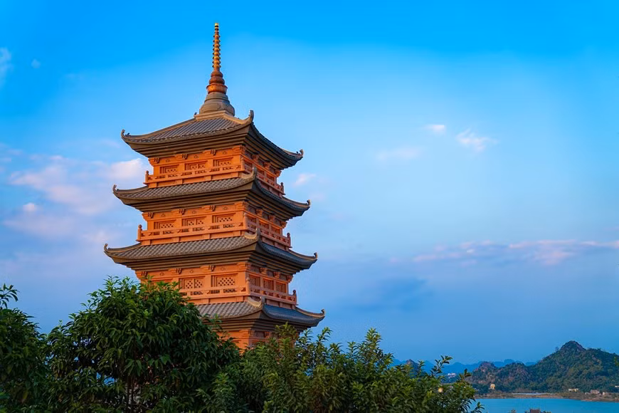 2014年6月底，长安名胜群正式被列入世界文化和自然遗产名录。长安名胜群被联合国教科文组织承认为世界文化和自然遗产后，其知名度日益提高，受到国内外游客的广泛青睐。长安名胜群是文化与自然和谐共荣之地，被称为“陆地上的下龙湾”。图自Vietnam+