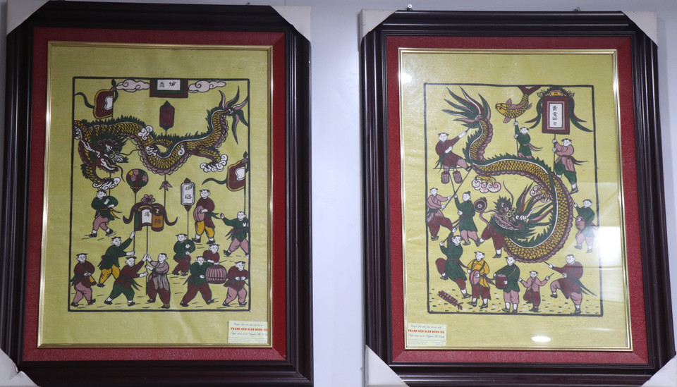 昔日的迎龙画（左）和今日的迎龙画（右）。图自越通社