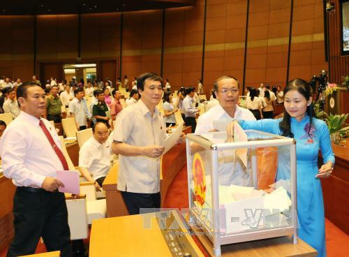  国会代表参加投票选举第十四届国会主席和副主席职务。