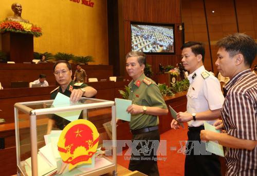  国会代表参加投票选举第十四届国会主席和副主席职务。