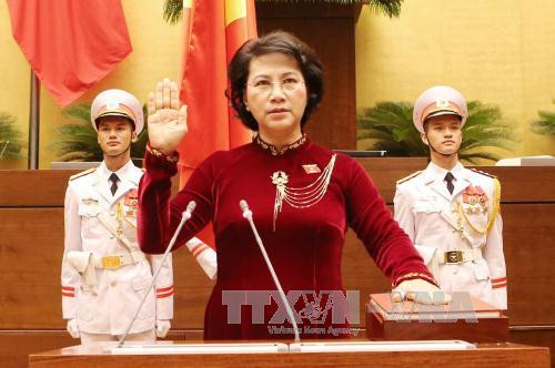 第十四届国会主席阮氏金银宣誓就职。