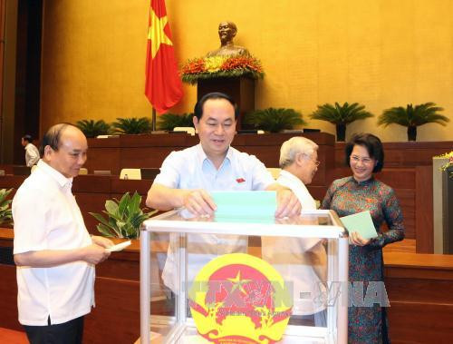  国家主席陈大光参加投票选举第十四届国会主席和副主席职务。