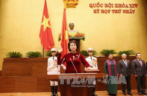 第十四届国会主席阮氏金银宣誓就职。