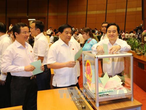  国会代表参加投票选举第十四届国会主席和副主席职务。