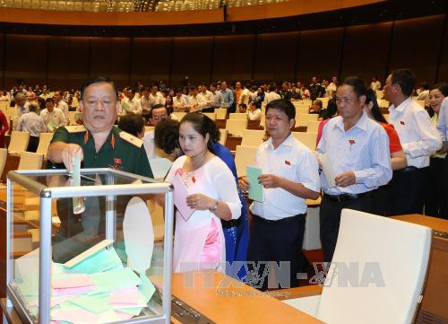  国会代表参加投票选举第十四届国会主席和副主席职务。