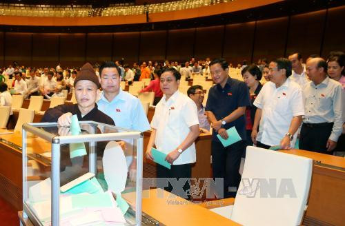  国会代表参加投票选举第十四届国会主席和副主席职务。