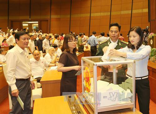  国会代表参加投票选举第十四届国会主席和副主席职务。