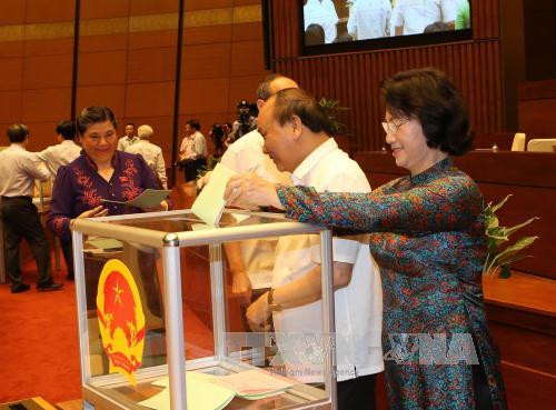  国会主席阮氏金银参加投票选举第十四届国会主席和副主席职务。