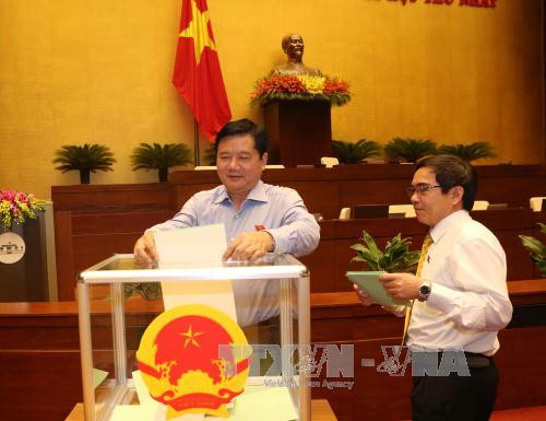  国会代表参加投票选举第十四届国会主席和副主席职务。