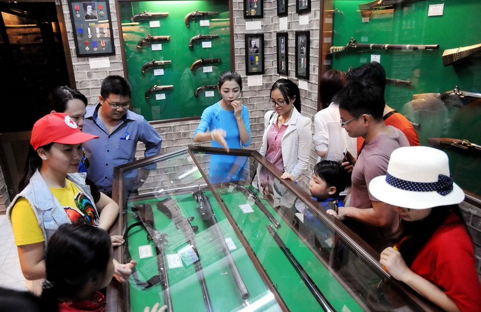 游客们参观博物馆。（图片来源：越通社）