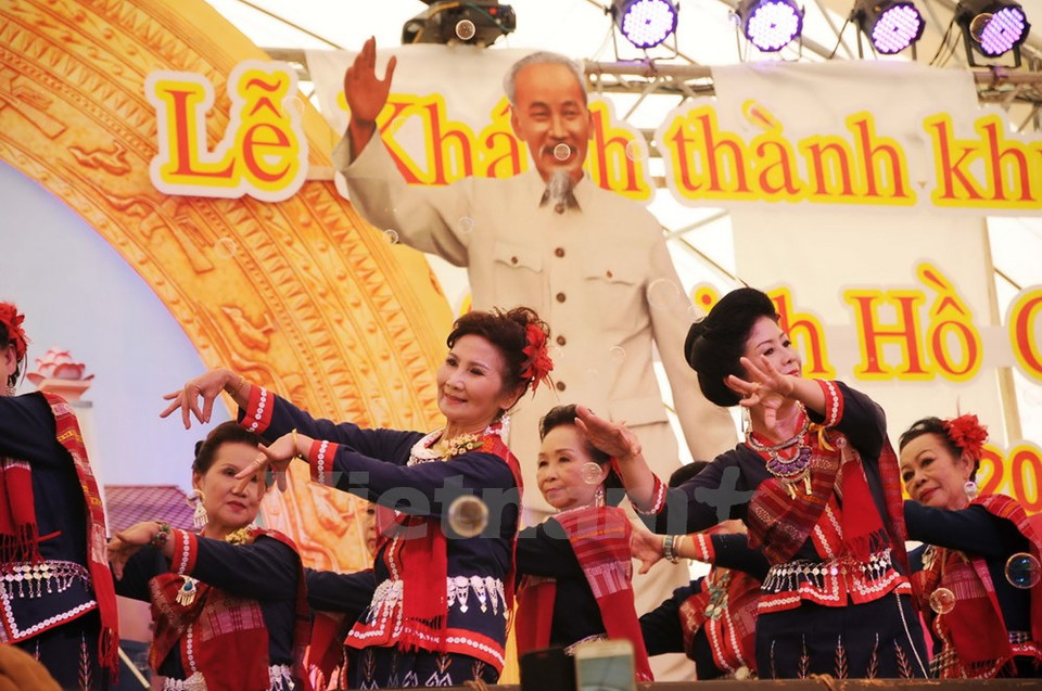  旅泰越侨举行的文艺表演，庆祝胡志明主席纪念区落成。（图片来源：Vietnam+）