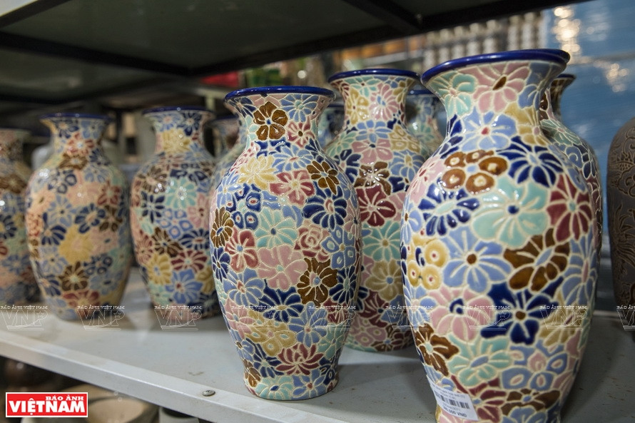 由莱烧陶瓷生产厂熟练工匠制作的陶瓷精品，其上面印有引人注目的精致花纹。图自越南画报