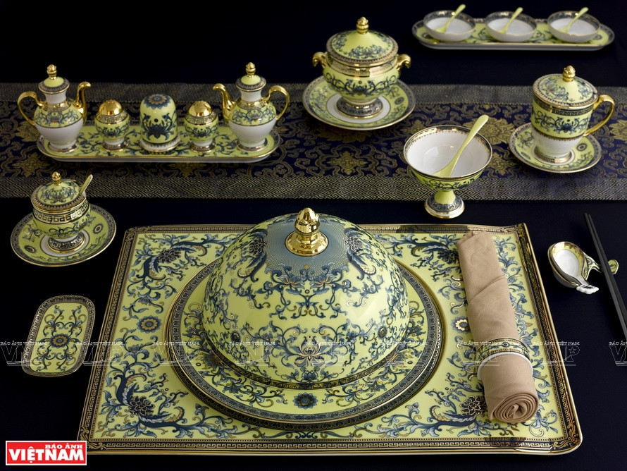 明隆陶瓷公司所制作的高档茶具套装。图自越南画报