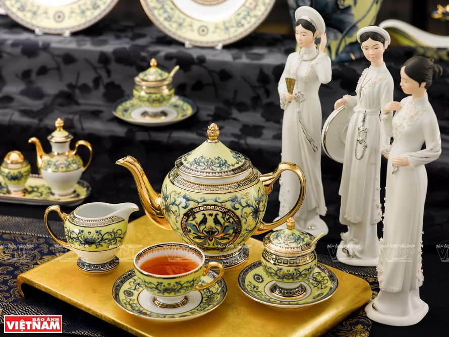 明隆有限公司制造的瓷器亮相APEC会议期间为21个成员经济体领导人举行的国宴，并成为赠送各国领导人的礼品。据悉，明隆有限公司是2017年APEC领导人会议的八家特别赞助商之一。图自越南画报