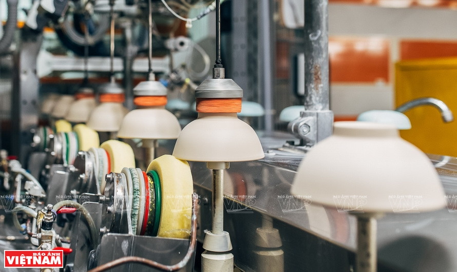 明龙陶瓷有限公司将现代技术应用于陶瓷生产流程。图自越南画报