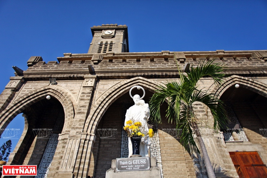 芽庄大教堂随着岁月的变迁和风雨的洗礼，非但没有使其失去原有的色彩，反而沉淀出了独特的历史韵味。图自越通社/越南画报